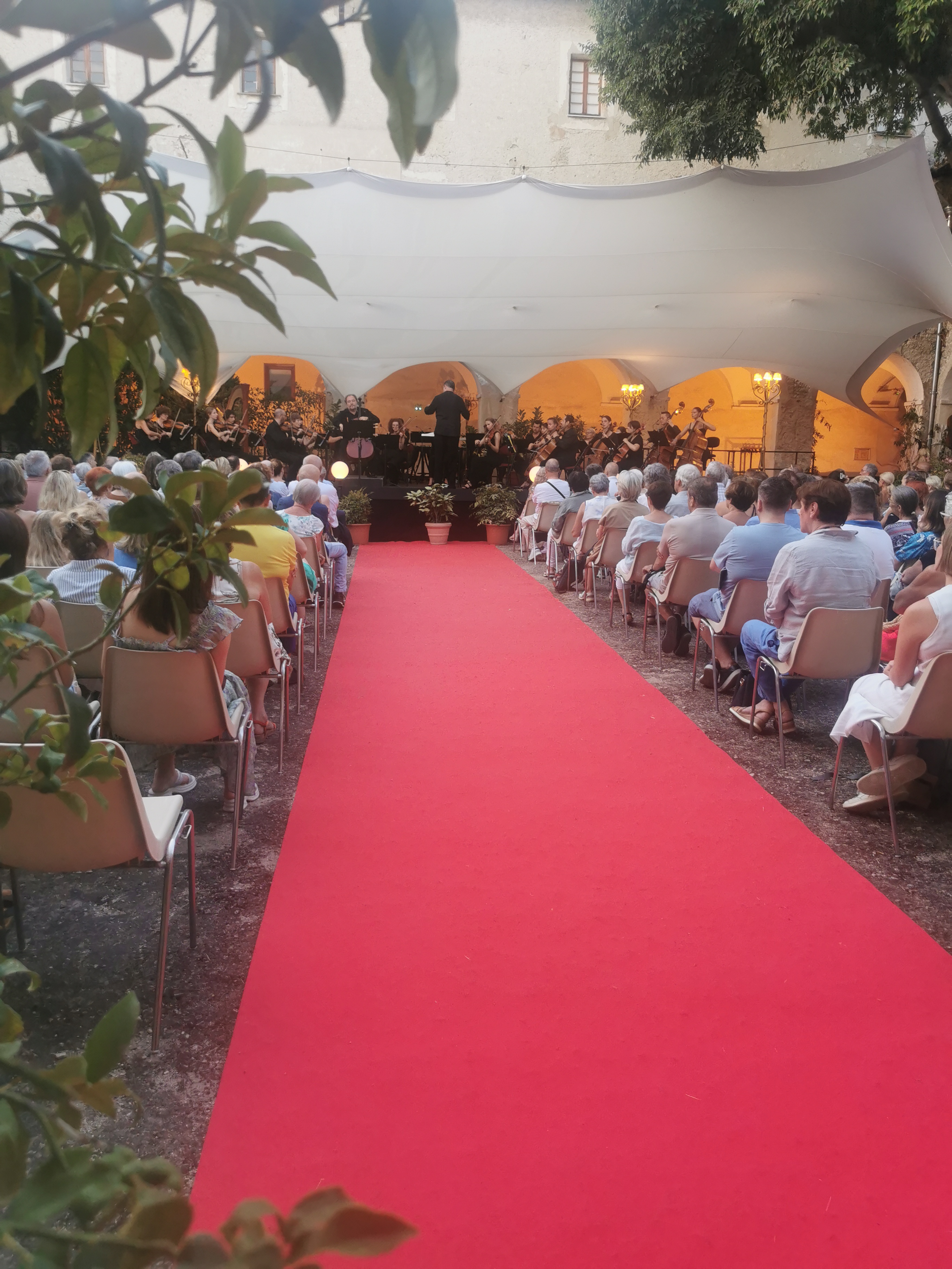 SCENE CLOITRE TAPIS ROUGE IMG_20240724_203720.jpg